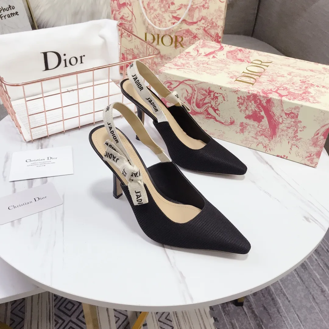👟👟Ex-factory price 480👟👟 Women's Shoes Women's Clothing Women's Shoes Women's Clothes Women's Shoes Factory Dior's popular sandals are now available🔥 🔥 The same style as the most popular internet celebrities and celebrities of the year💁 💁. The fabric is imported; calf patent leather (special material), the lining and feet are made of calf leather lining🐑. Original molded heel, heel height 10Cm 6.5cm💘 flat bottom 1.5cm, original molded metal outsole with five-pointed star LOGO mark👟👟. Original bow, 💅 Italian leather outsole. 👄💋 Full set of packaging (clamshell box, cloth bag, card, invoice, one-to-one wrapping paper) 34 40 41 customized